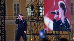 «Попадет в сердца»: Дмитриенко исполнил гимн праздника выпускников «Алые паруса»
