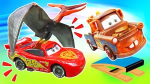 Молния Маквин и Мэтр прыгают с трамплина и попадают в эру динозавров! 🦕🏎️ | Для детей