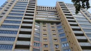 Фасад многоэтажного дома в Тамбове испорчен остеклением не по-проекту.