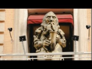 Двухметровый «Джазист» на балконе клуба Алексея Козлова в Москве