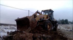 ЗАРЫВАЕМ ГЛУБОКУЮ ТРАНШЕЮ ПОГРУЗЧИКОМ LW300F