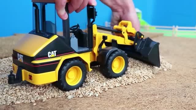 День на ферме Как Трактор помогает перевозить животных 🚜🌾 Детское видео