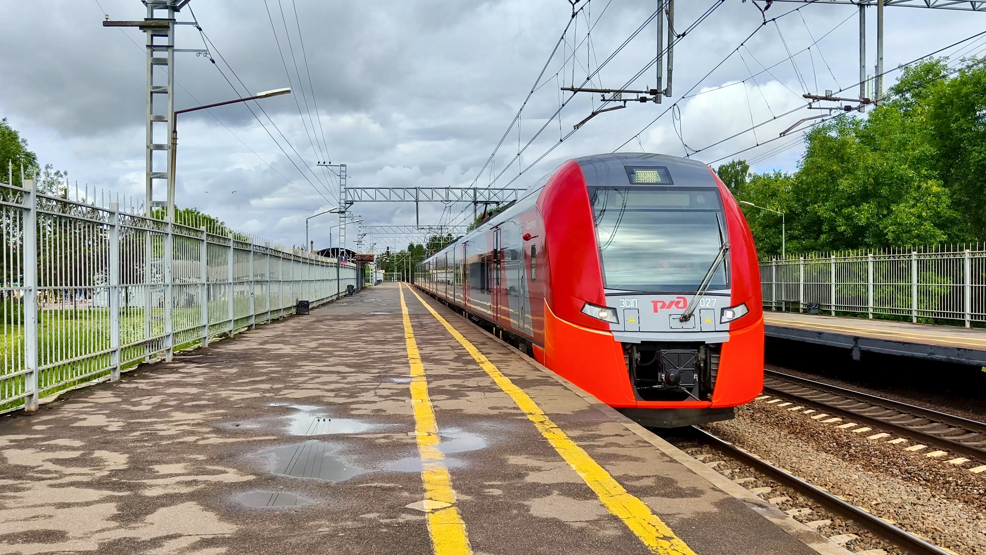 ЭС1П 027 "Ласточка" сообщением Санкт-Петербург - Москва, следует через станцию Колпино смотреть онлайн
