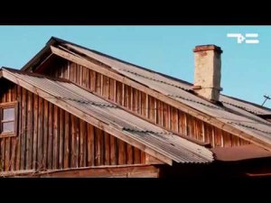 Крыша аварийного дома в любой момент может упасть на головы людей. А переселение только в 2024 году.