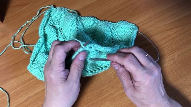 Листики в ажурных ромбиках. Вязание спицами