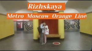 Станция метро Рижская (почти ПаРижская) - интерьер, поезда, пассажиры, Москва Фрагмент 2