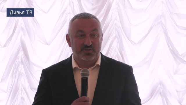 В Тихвине прошёл торжественный «Бал выпускников» смотреть онлайн