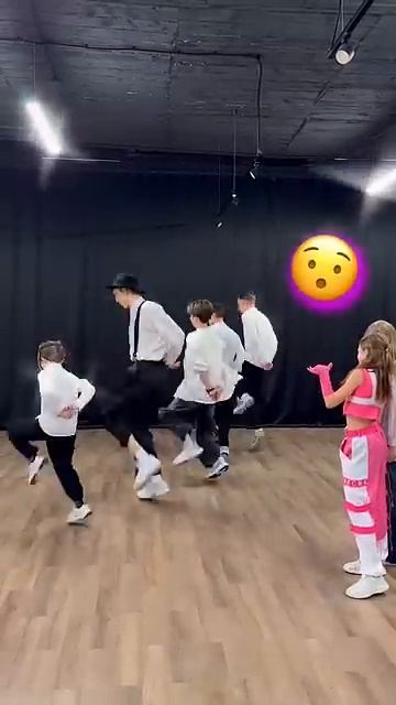 Шаффл Баттл Girls VS Boys WHO WIN NEON MODE BATTLE смотреть онлайн
