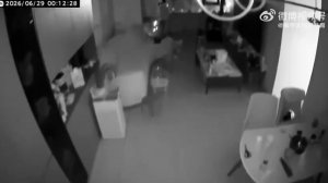На камеру наблюдения попал момент землетрясения в провинции Сычуань