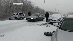 Пробки и массовые аварии. Снегопад во Владивостоке осложнил дорожную ситуацию