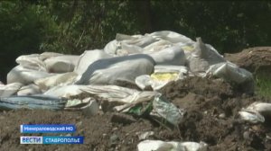 Берег на реке Кума обрушился вместе с деревьями