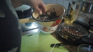 Жарим варёно-замороженные грибы прошлого сезона с луком.