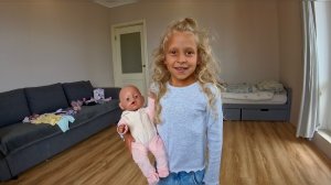 Алиса и кукла Соня собираются на прогулку | игра с Baby Born