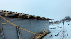 Деревенский парень может. Покрыть крышу шифером в одиночку.