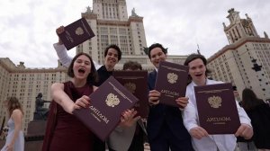 У главного здания МГУ на Воробьевых горах состоялась церемония вручения красных дипломов выпускникам