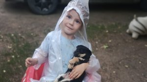 Катается под дождём на машине!)