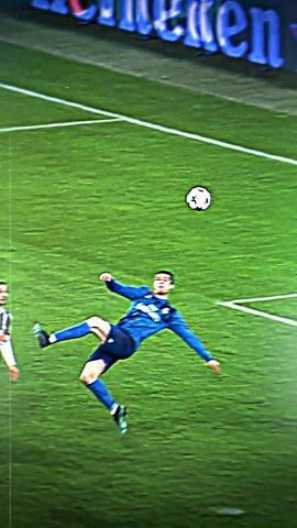 Криштиану Роналду 🥶 забил гол через себя #футбол #шортс #football