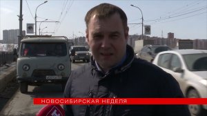 Весенний ремонт дорог: зачем асфальт сыплют в лужи в Новосибирске