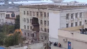 В центре Новороссийска на набережной сносят четырехэтажное здание
