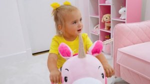 Алиса играет в доктора и помогает всем!