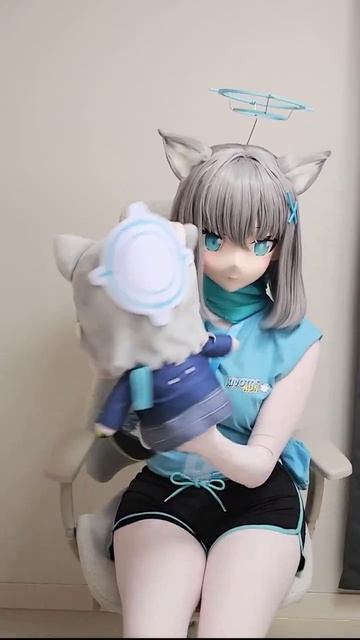 Кигуруми-кошкодевка тискает свою фумо-куклу.) #cosplay #kigurumi #kigurumidoll #fumo #fumodoll