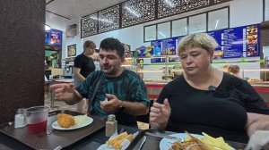 Первый вечер на берегу чёрного  моря. Прогулка по набережной. Ужинаем в кафе.