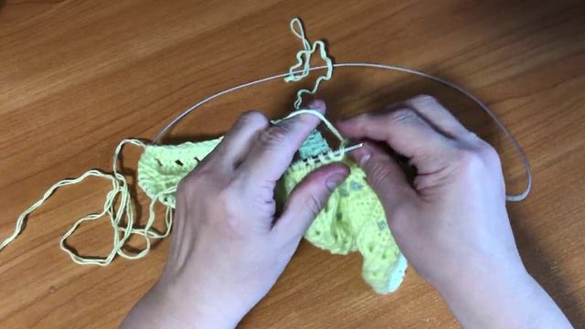 Красота в простом узоре спицами