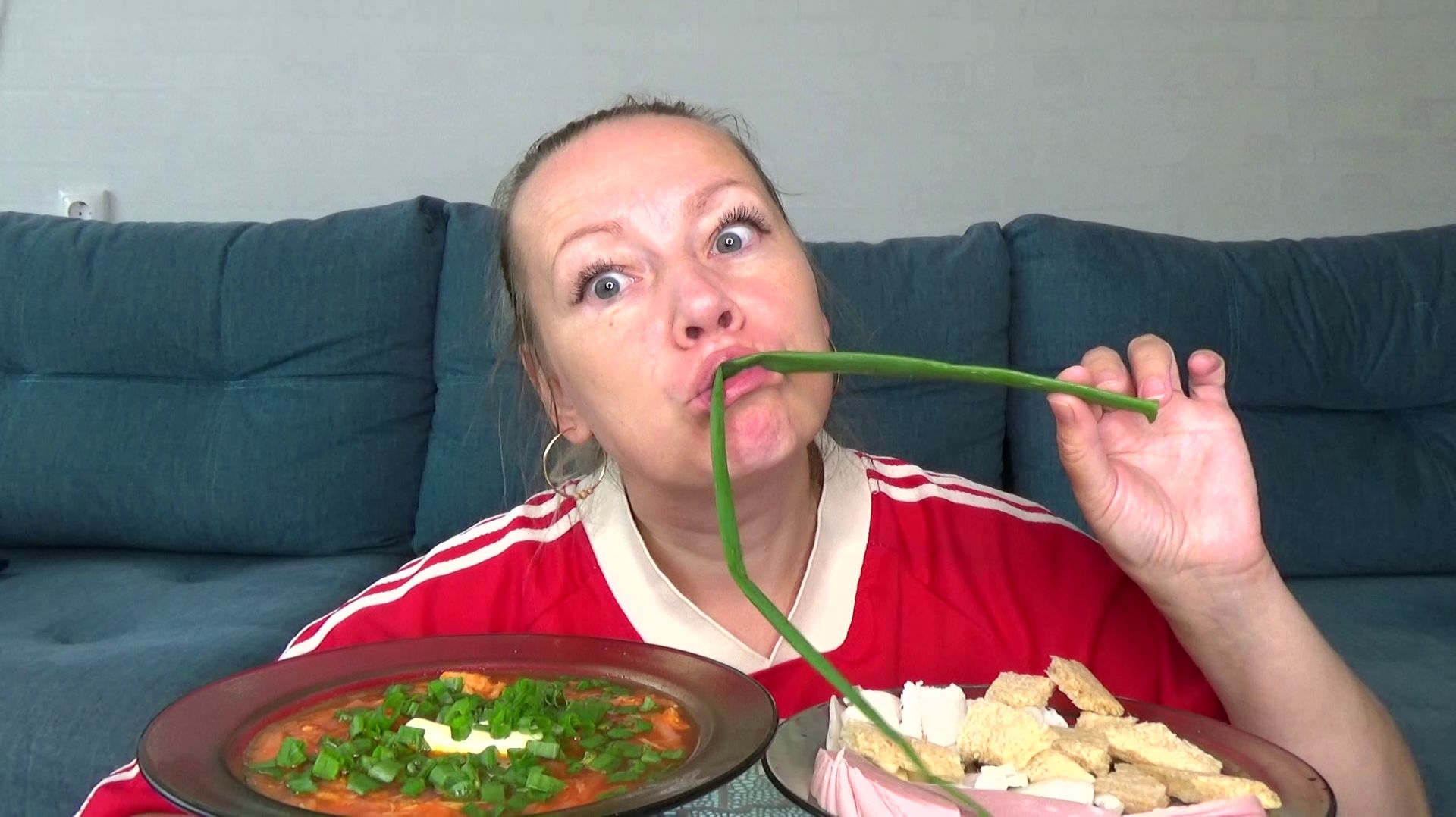 Мукбанг от Яновны борщ с зеленью, сало с чесноеом и колбаса. Еда вкуснота. смотреть онлайн