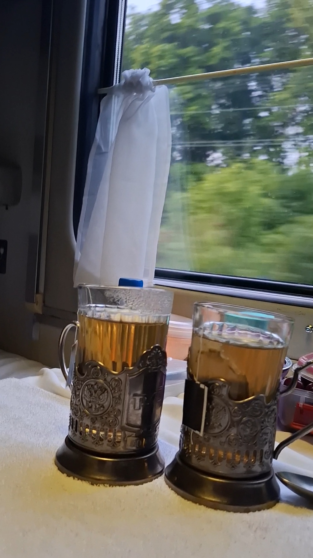 Тот самый кайф: под стук колёс и с чаем в подстаканнике🥰Чух чух чух #поезд #Лето #отпуск #отдых