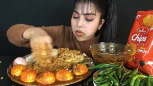 Индианка ест кала бхуна с яичным карри и чавалом. Мукбанг.