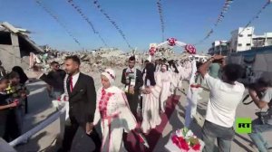 150 عريسا وعروسا يحتفلون بزفافهم بين ركام مخيم جباليا شمال غزة