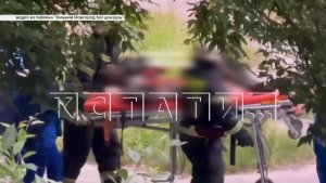 Две школьницы тушили горящего мужчину на детской площадке
