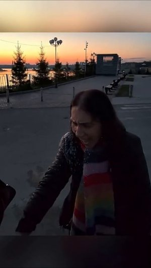 Неадекватная напала на девушку прямо на улице!