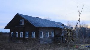 Расписная изба среди исчезающих деревень Русского Севера. Откуда в глубинке появились львы?