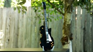 Изготовленная на заказ гитара LEGO Les Paul MOC