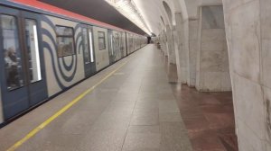 Метро Шаболовская - платформу сделали в 1962 году, а саму станцию открыли в 1980 г. #metro #Moscow