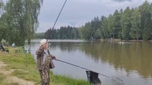 Поимка карпов на песчаном берегу