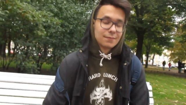 Жонглёр булыжниками собирает на дверь в доме Станового смотреть онлайн