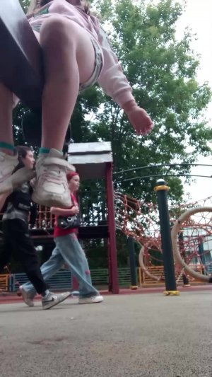 спасибо за 20 подписчиков гуляю с подругой