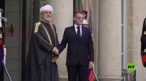 الرئيس الفرنسي يرتدي نظاراته الشمسية الشهيرة من جديد خلال استقباله سلطان عُمان