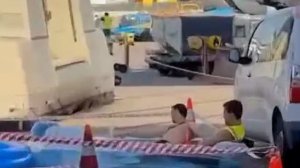 Пассажиры — в самолет, сотрудники — в бассейн.

В аэропорту Амстердама работники наземных служб пост
