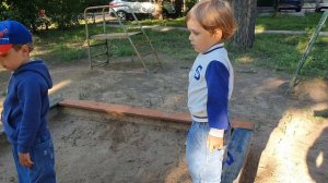 Дети играют на улице🤗😍💝