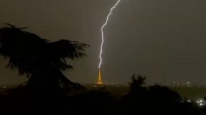 Эффектный удар молнии в Эйфелеву башню во время вчерашней грозы в Париже, попал на видео