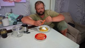 Вкусно кушаю Что купил в аптеке Василич? Строю медленно теплицу Убираю сорняки с грядки моркови ВЛОГ