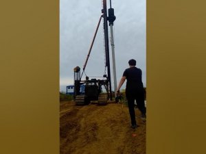 Как забиваются сваи. Трактор монстр.