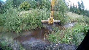 Чтобы снести бобровую плотину, пришлось отсыпать откос