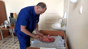 Ортопед осматривает младенца  Сначала   шок, потом   восторг!