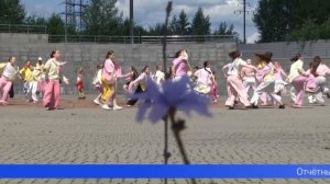 Площадка возле Инновационного культурного центра на некоторое время превратилась в танцевальную