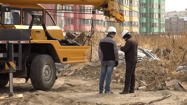 На недостроенном доме компании "Городок" идет подготовка к строительству. смотреть онлайн