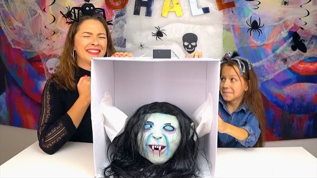 ЧЕЛЛЕНДЖ Что в Коробке на ХЕЛЛОУИН What’s in the Box Halloween Challenge / Вики Шоу смотреть онлайн